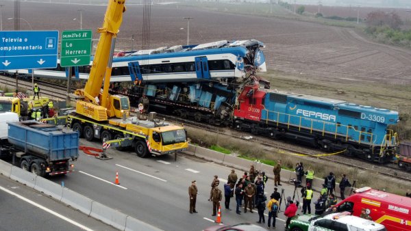 Choque de trenes deja dos obreros ferroviarios muertos y nueve heridos