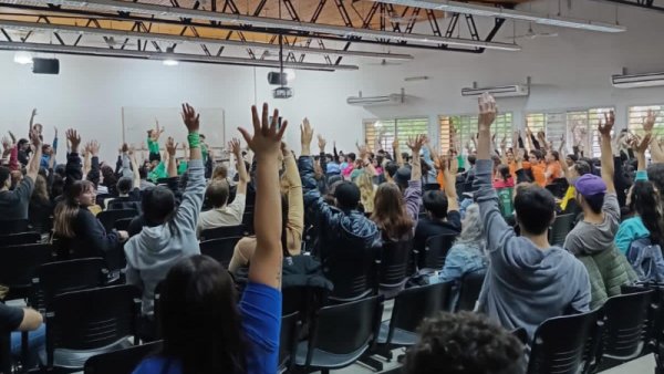 Arrancó la jornada de lucha universitaria con asambleas y tomas de las facultades de la UNR