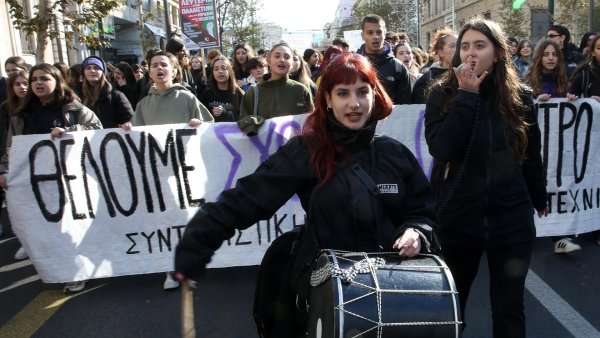 Miles de estudiantes protestan en Grecia en defensa de la universidad pública