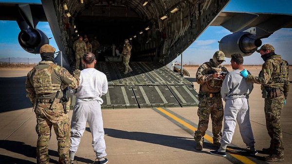 Más de 100 venezolanos enviados por Trump a Guantánamo y el silencio de Maduro y María Corina