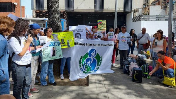 Una vez más madres y familiares reclaman por presos por protestar ante el Ministerio Público