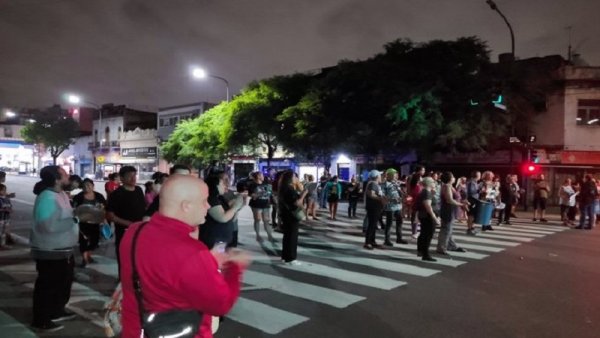 Vecinos de Flores protestan porque llevan tres días sin luz