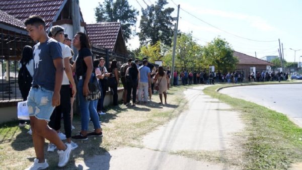 Benavídez: miles de jóvenes hacen fila durante horas para conseguir trabajo en un supermercado 