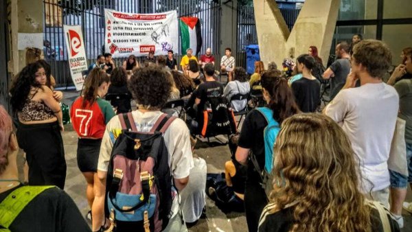 Decenas de personas participan del acto por la amnistía total y la autodeterminación en la Universidad de Barcelona