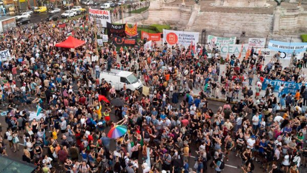 Asambleas y acciones culturales contra el DNU y la Ley Ómnibus en todo el país