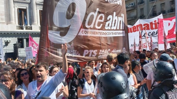 Cientos de firmas de docentes para que los sindicatos paren y marchen el 23 junto a universitarios