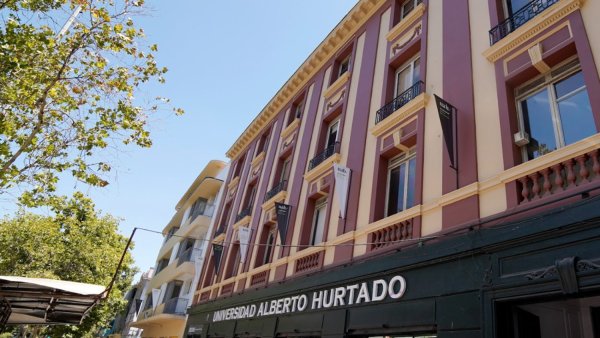 Despidos masivos continúan en la Universidad Alberto Hurtado