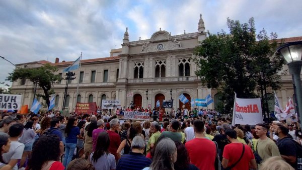 Gran movilización en defensa de la educación y la ciencia en Santa Fe