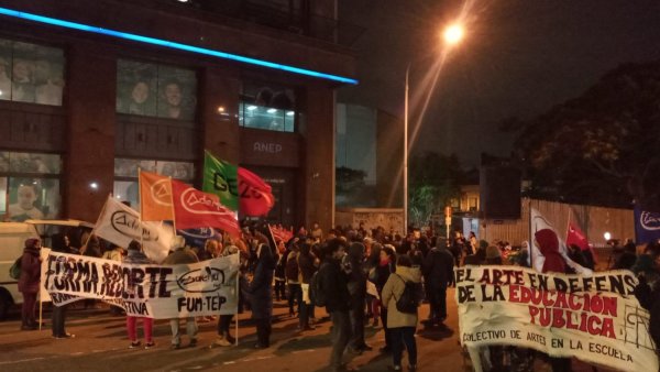 Sindicatos y gremios de la educación se concentraron en la puerta del CODICEN