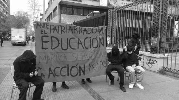 Estudiantes del Instituto Nacional reclaman contra la represión, el amedrentamiento, la persecución política y el abandono del establecimiento