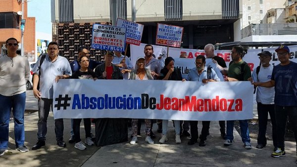 Organizaciones por la #AbsoluciónDeJeanMendoza se manifestaron el lunes en Caracas frente a la Fiscalía