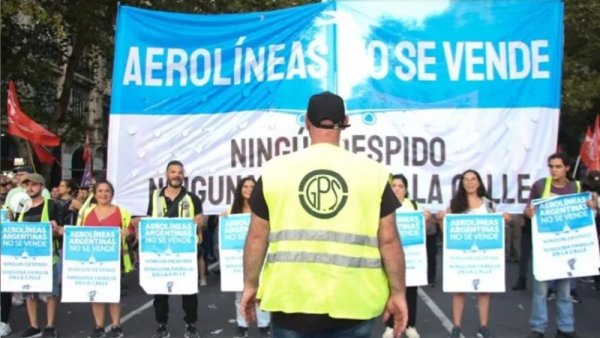 Aerolíneas Argentinas: “Vaciamiento, despidos, retiros voluntarios y salarios a la baja es el plan privatista”