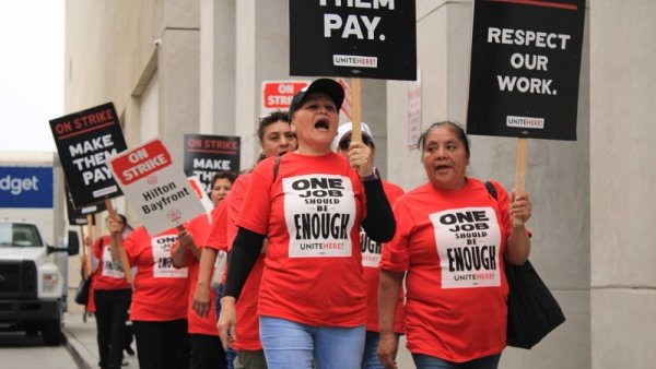 Más de 10.000 trabajadores de hoteles de Estados Unidos se declararon en huelga