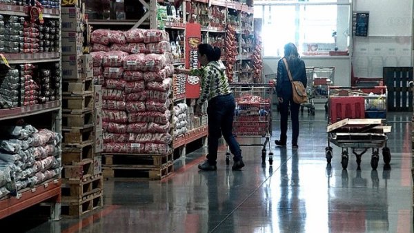 Cae la economía y crecen los despidos, pero el Gobierno festeja una inflación como la que tenía Massa