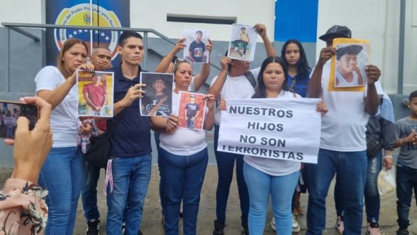 Madres y familiares de adolescentes presos tras protestas post electorales exigen su libertad