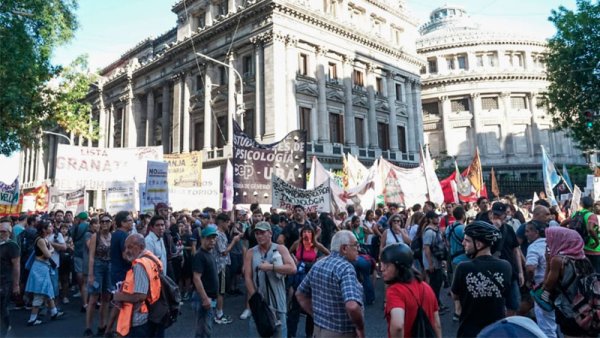 Argentina: enorme operativo policial no pudo frenar marcha de jubilados contra el gobierno estafador de Milei