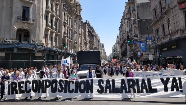 Trabajadores del Garrahan y Posadas marcharon por salario junto a residentes porteños