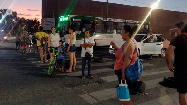 Vecinos del Barrio San Cayetano de Bernal Oeste reclaman que hace tres meses están sin agua