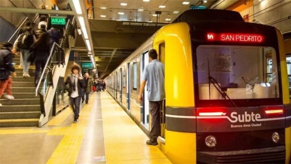 Se derrumba la cantidad de pasajeros en el subte un 25% por el tarifazo y la crisis