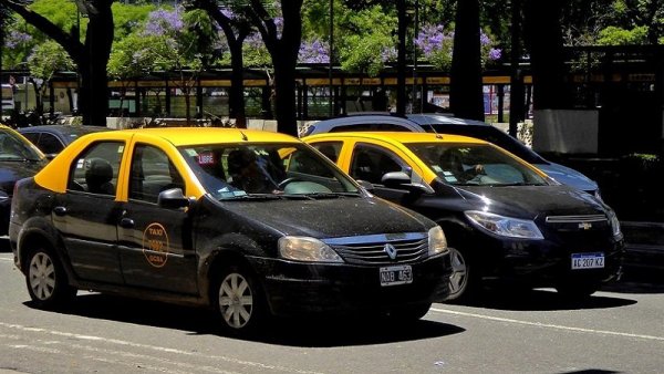 Andar a pie: aumenta el taxi un 56 % luego de los aumentos de subte, tren y colectivo