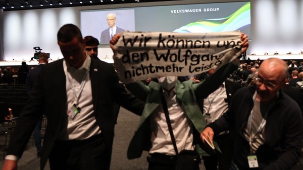 Protestan en Alemania contra el trabajo forzado y la contaminación de Volkswagen