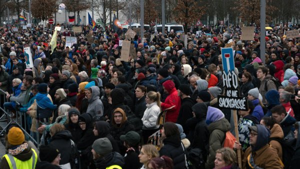 Alemania: la ley racista de Merz, las masas y la sombra de Merkel