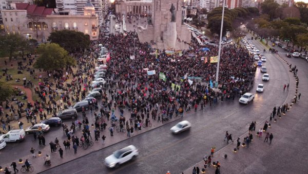 [Ahora] Concentración contra las quemas y por la Ley de Humedales en Rosario