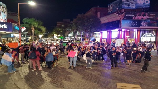 La tercera marcha docente en Carlos Paz recibió un amplio apoyo de la población