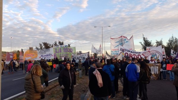 Corte total en Panamericana: trabajadores de Kraft-Mondelez realizaron reclamo contra la flexibilización y despidos