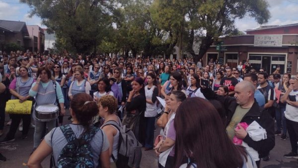 Con les niñes no, con les docentes tampoco