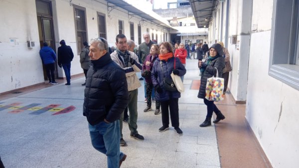 Elecciones concurrentes en CABA: máquinas que no funcionan, gente que no puede votar