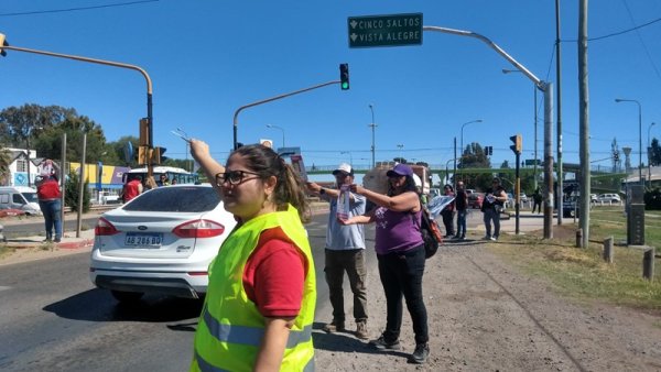 Se manifestaron en la rotonda de Centenario por la aparición de Rosana Artigas