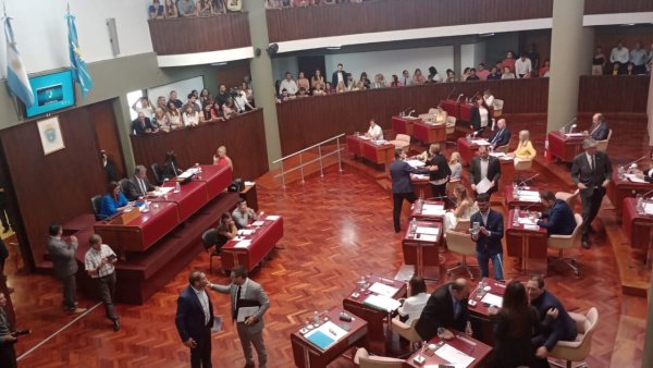 La Legislatura de Chubut le votó a Torres el presentismo docente