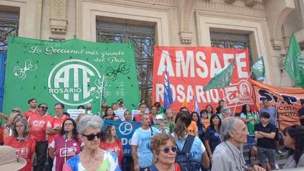 Contundente concentración de docentes y estatales frente a Gobernación