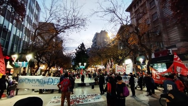 Mendoza también exigió la libertad a todos los detenidos de la Ley Bases