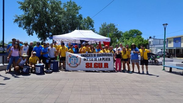 El ajuste llegó a las playas: guardavidas contra los despidos