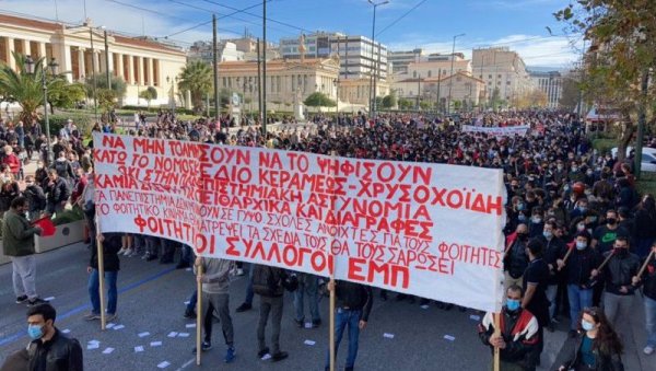 Miles de estudiantes griegos protestan contra la nueva ley universitaria