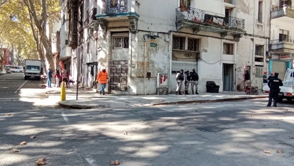 Intimidaciones y amenazas de desalojo de la policía contra familias del centro de Montevideo