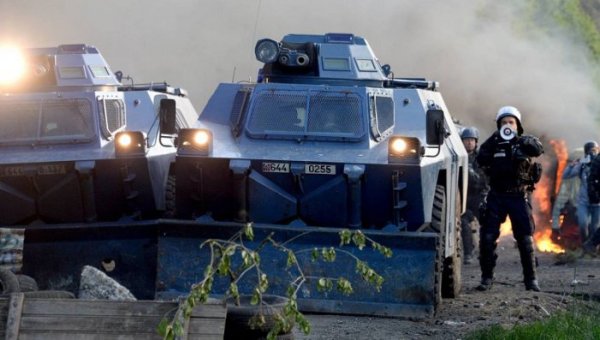 Macron militaritza França contra la protesta dels armilles grogues