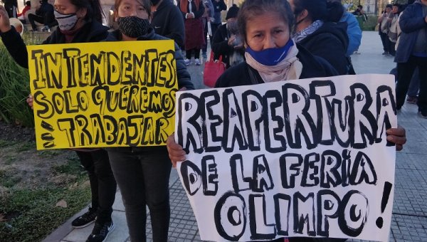 [Video] Feriantes de Lomas de Zamora reclaman en Plaza de Mayo que los dejen trabajar