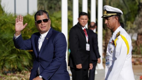 Correa denuncia hackeo y toma partido en la disputa entre Clinton y Trump