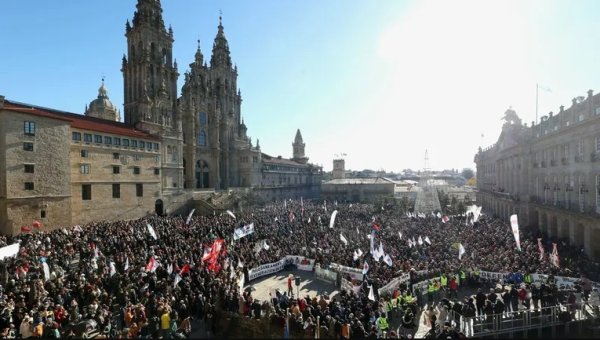 Multitudinaria manifestación en Santiago de Compostela contra la instalación de la macroplanta de Altri