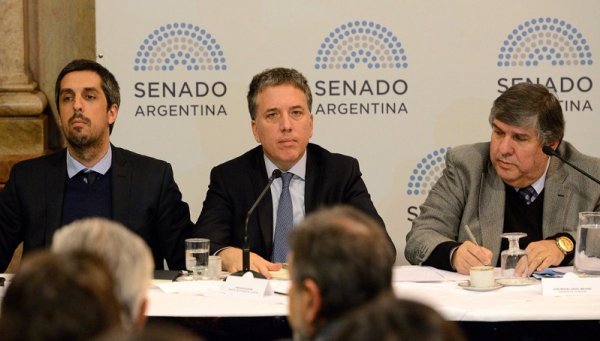 Un show de Dujovne y el peronismo para hacer como si se discutiera el acuerdo con el FMI