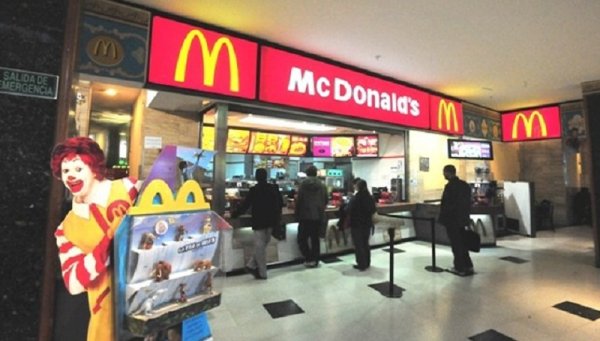 Cuarentena| Mc Donald's no solo no paga salarios: también amenaza con sanciones