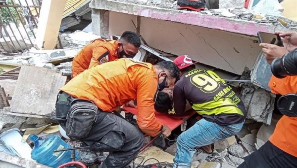  Al menos 34 muertos y cientos de heridos y desaparecidos por terremoto en Indonesia