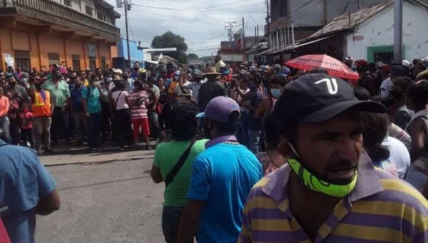 Protestan en el sur del estado Bolívar por altos precios y comerciantes que se niegan a recibir billetes devaluados