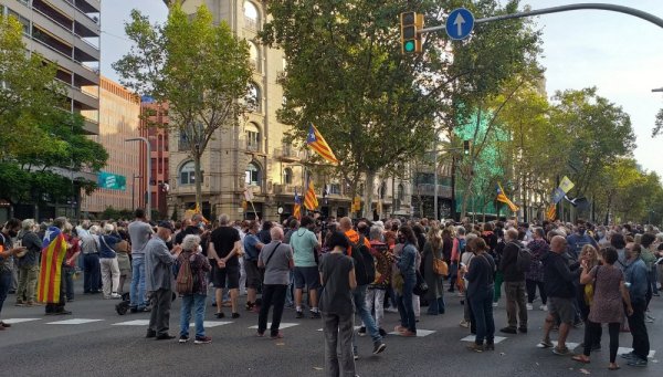 Los Mossos d'Esquadra no permiten la manifestación por la libertad de Puigdemont en el consulado italiano