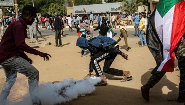 Renuncia el primer ministro de Sudán tras nuevas protestas masivas