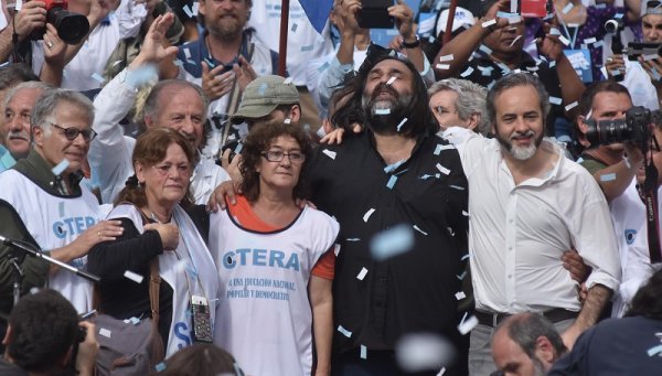 Una multitud en las calles, discursos con impronta kirchnerista en el palco