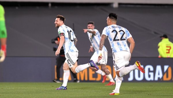 Argentina le ganó a Uruguay 3 a 0 en el clásico rioplatense